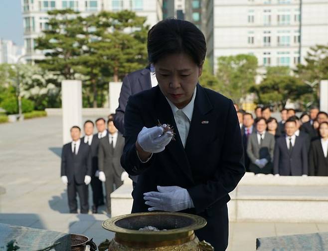 [수원=뉴시스] 국민의힘 양향자 경기도지사 후보가 6일 오전 수원시 팔달구 현충탑을 찾아 참배하고 분향하고 있다. (사진=양향자 후보 측 제공) 2026.05.06. photo@newsis.com *재판매 및 DB 금지