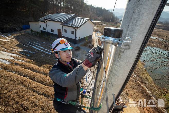 [서울=뉴시스]KT는 '무선망 기반 시내전화 서비스'가 과학기술정보통신부의 ICT 규제샌드박스 실증특례로 지정됐다고 6일 밝혔다. 사진은 KT가 국내의 산간 오지 지역에서 보편적 통신 서비스를 위해 통신망을 구축하는 모습. (사진=KT 제공)