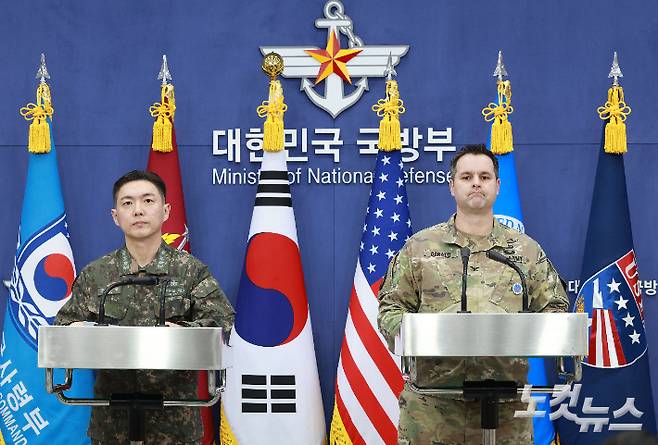 장도영 합동참모본부 공보실장과 라이언 도날드 주한미군사 공보실장이 25일 오후 서울 용산구 국방부에서 2026 자유의방패(FS) 연습 계획 관련 공동브리핑을 하고 있다. 류영주 기자