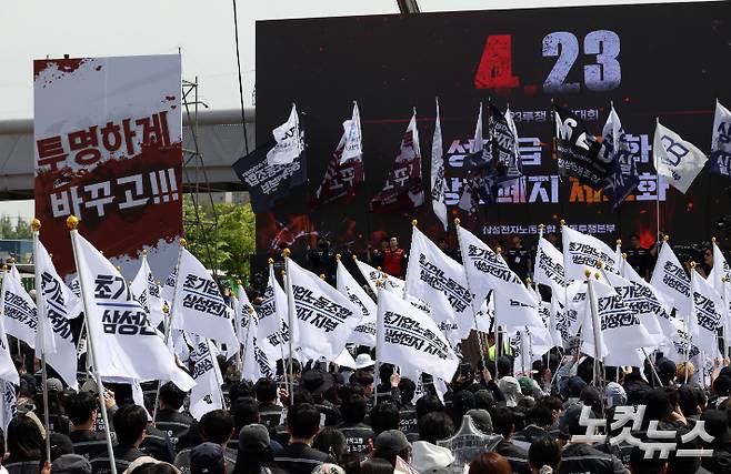 삼성전자 과반노조인 '삼성전자 초기업노조' 조합원들이 23일 경기 평택시 삼성전자 평택캠퍼스 앞에서 '투명하게 바꾸고, 상한폐지 실현하자-4.23 투쟁 결의대회'에서 구호를 외치고 있다. 이날 결의대회에는 경찰 추산 3만여 명, 노조 추산 3만 9천여 명이 참여했다. 노조는 회사의 영업이익 15% 성과급 지급, 성과급 상한제 폐지 등을 요구했으며, 사측과 합의가 이뤄지지 않을 경우 다음 달 21일부터 6월 7일까지 총파업에 돌입한다고 밝혔다. 평택=황진환 기자