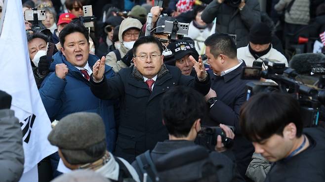 황교안 전 국무총리가 19일 서초구 서울중앙지방법원 앞에서 열린 윤석열 전 대통령 지지자 집회에 참석해 구호를 외치고 있다. 연합뉴스