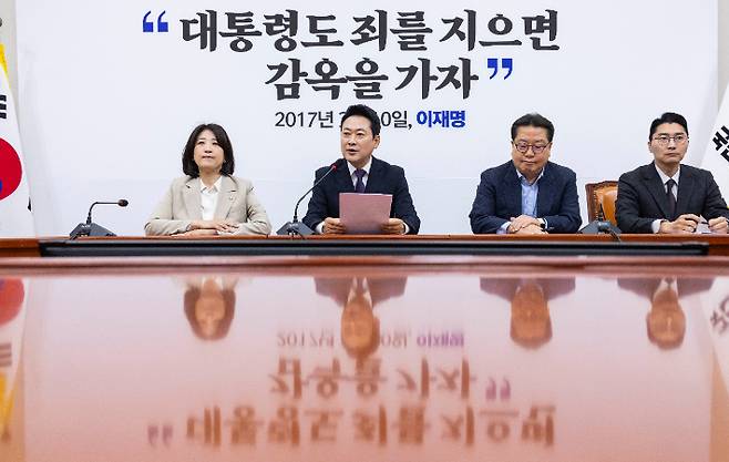 국민의힘 장동혁 대표가 5일 국회에서 열린 기자간담회에서 여권이 추진중인 '검찰 조작기소' 특검 관련해 강력히 비판하고 있다. 연합뉴스