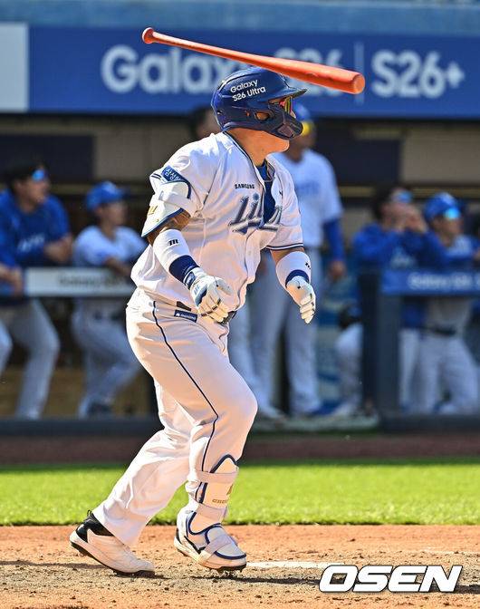 [OSEN=대구, 이석우 기자] 5일 대구삼성라이온즈파크에서 2026 신한 SOL KBO 리그 삼성 라이온즈와 키움 히어로즈의 경기가 열렸다. 홈팀 삼성은 오러클린이, 방문팀 키움은 오석주가 선발 출전했다. 삼성 라이온즈 최형우가 5회말 2사 2,3루 좌중월 3점 홈런을 치고 있다. 2026.05.05 / foto0307@osen.co.kr