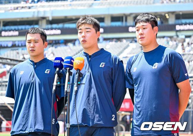[OSEN=수원, 민경훈 기자] 5일 수원 KT위즈파크에서 2026 신한 SOL KBO리그 KT 위즈와 롯데 자이언츠의 경기가 열렸다.이날 KT는 소형준, 롯데는 로드리게스를 선발로 내세웠다.경기 전 롯데 김세민, 고승민, 나승엽이 경기에 앞서 인터뷰를 하고 있다.&nbsp;나승엽, 고승민, 김세민은 올해 초 대만 스프링캠프 중 도박장 출입으로 출전정지 징계를 받았다 해제돼 1군 엔트리에 복귀했다. 2026.05.05 /rumi@osen.co.kr