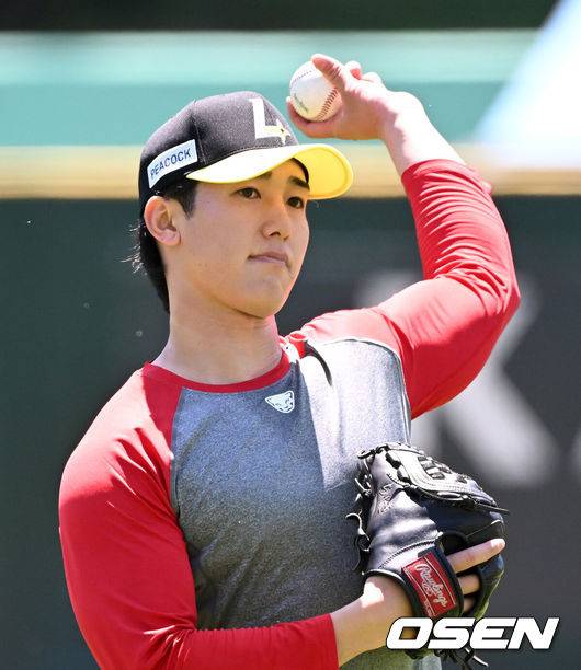 [OSEN=인천, 이대선 기자] 5일 인천 SSG랜더스필드에서 2026 신한 SOL KBO리그 SSG 랜더스와 NC 다이노스의 경기가 열렸다.이날 SSG은 최민준, 두산 NC는 신영우를 선발로 내세웠다.미치 화이트의 부상 대체 선수로 영입한 일본 독립리그 좌완 투수 히라모토 긴지로가 훈련을 하고 있다. 2026.05.05 /sunday@osen.co.kr