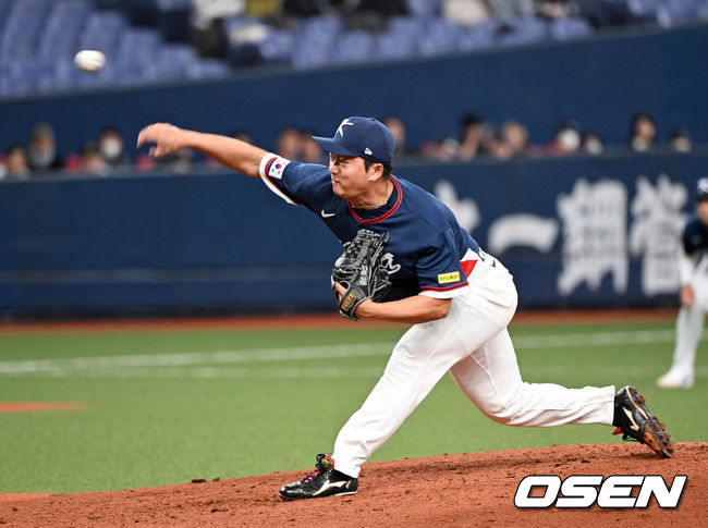 [OSEN=오사카(일본), 손용호 기자] 3일 일본 오사카 교세라돔에서 월드베이스볼클래식(WBC) 공식 연습 경기 한국 야구 대표팀과 오릭스 버팔로스의 경기가 열렸다. 4회말 2사 만루에서 한국 고우석이 역투하고 있다. 2026.03.03 /spjj@osen.co.kr