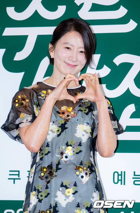 [OSEN=민경훈 기자] 6일 오전 서울 중구 커뮤니티하우스 마실에서 쿠팡플레이 새 예능 ‘봉주르빵집’ 제작발표회가 열렸다. 조용한 시골 마을에 문을 연 국내 최초 ‘시니어 디저트 카페’를 배경으로 인생의 맛을 아는 어르신들과 행복의 맛을 아는 빵집 식구들이 달콤한 위로와 온기를 나누는 힐링 예능이다.배우 김희애가 참석해 포토타임을 갖고 있다. 2026.05.06 /rumi@osen.co.kr