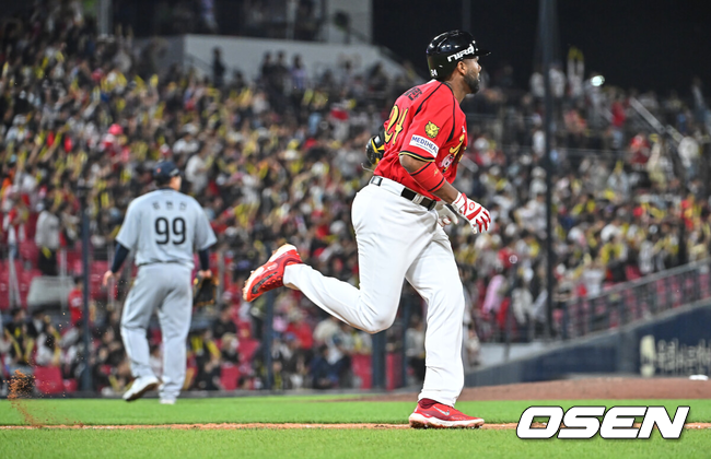 [OSEN=광주, 이석우 기자] 6일 광주-기아 챔피언스필드에서 2026 신한 SOL KBO 리그 KIA 타이거즈와 한화 이글스의 경기가 열렸다.홈팀 KIA는 올러가, 방문팀 한화는 류현진이 선발 출전했다.KIA 타이거즈 아데를린이 6회말 2사 좌중월 솔로 홈런을 치고 그라운드를 돌고 있다. 2026.05.06 / foto0307@osen.co.kr