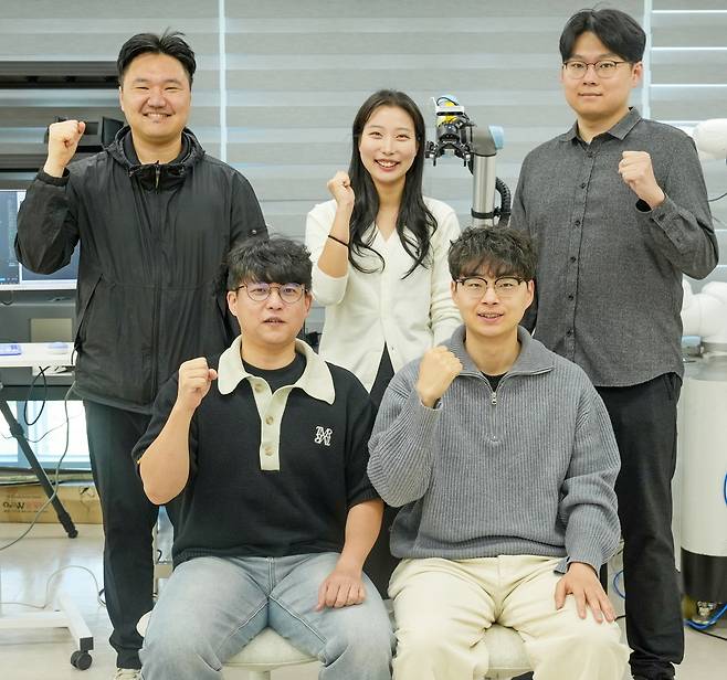 KERI 이주경 박사(왼쪽 아래) 연구팀이 자율제조 다중 에이전트 AI 기술을 개발했다.&nbsp;KERI 제공