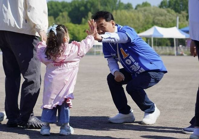 어린이날 ‘동심 잡기’ - 5일 6·3 지방선거 경기 하남갑 국회의원 보궐 후보들이 지역 행사에 각각 참석해 지지를 호소헀다. 이광재 더불어민주당 후보가 하남종합운동장에서 열린 어린이날대축제에서 어린이와 하이파이브를 하고 있다.  이광재 후보 페이스북 캡처