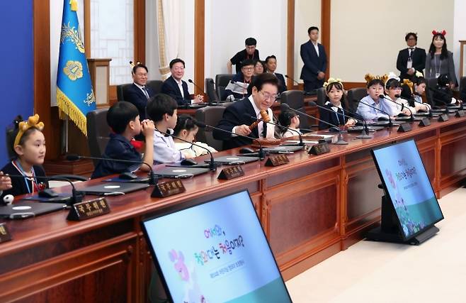 李, 오늘은 어린이 국무위원들과 함께 - 이재명 대통령 부부가 5일 제104회 어린이날을 맞아 청와대에서 어린이 초청행사를 진행한 가운데 이 대통령이 행사에 참석한 어린이들과 본관 세종실에서 ‘어린이 국무회의’를 주재하고 있다. 이날 행사에는 인구소멸지역 아동과 다문화가족 아동, 청와대 인근 거주 아동 등 200여명이 함께했다. 뉴스1