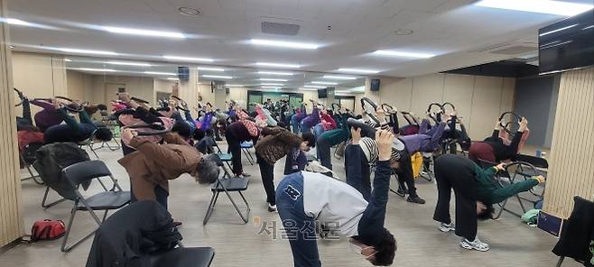 돌봄건강학교에서 어르신들이 근력 강화 운동을 하는 모습.