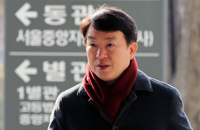 강신명 전 경찰청장이 2019년 2월 7일 오전 서울 서초구 서울중앙지방법원에서 열리는 공판에 출석하는 모습. 뉴스1