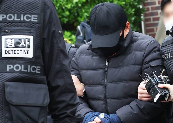 ‘마약왕’으로 불리는 박왕열에게 필로폰 등 마약류를 공급한 혐의를 받는 최모(51) 씨가 3일 구속 전 피의자 심문(영장실질심사)에 출석하기 위해 경기도 수원시 장안구 경기남부경찰청 마약ㆍ국제범죄수사대에서 나오고 있다. 연합뉴스