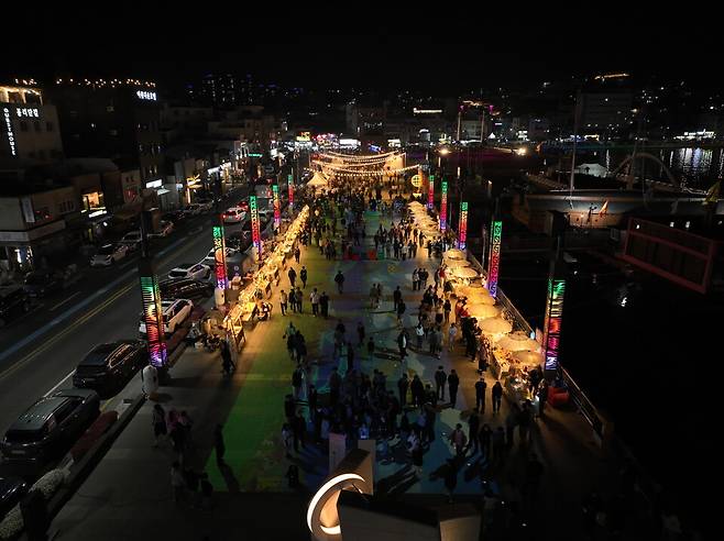 지난 2일 통영시는 강구안 해상무대 일원에서 열린 '2026 강구안 나이트 프린지, 투나잇 통영 즐거울 樂' 두 번째 공연을 관람객들이 보고 있다. ⓒ통영시 제공