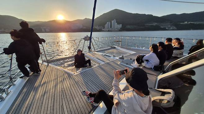 버킷리스트의 한 줄을 지울 수 있는 마리나베이의 요트투어. 50분간 리조트 인근 바다를 탐방하며 요트의 재미를 느껴볼 수 있다.   거제 ｜ 양형모 기자