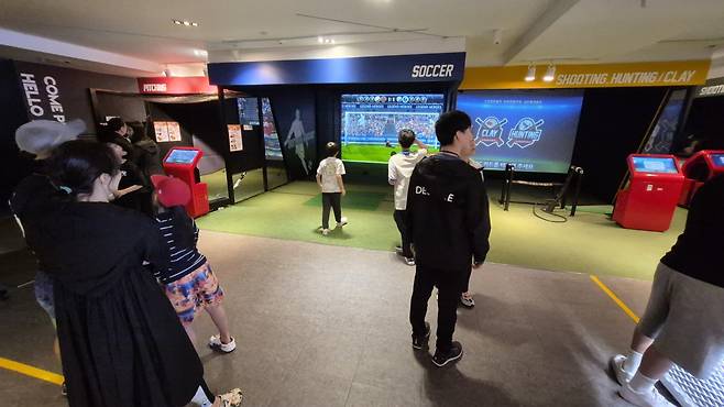 레전드 히어로즈의 실내. 야구, 축구, 농구, 사격 등 주로 스포츠와 관련된 체험을 할 수 있는 장소다. 30분, 1시간 이용 카드를 구매해 자유롭게 이용하면 된다. 거제 | 양형모 기자