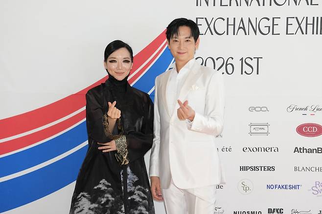 ‘2026 한국 베트남 패션문화 국제교류전’ 무대에서 재회한 KoN(콘, 오른쪽)과 발레리나 이루다.