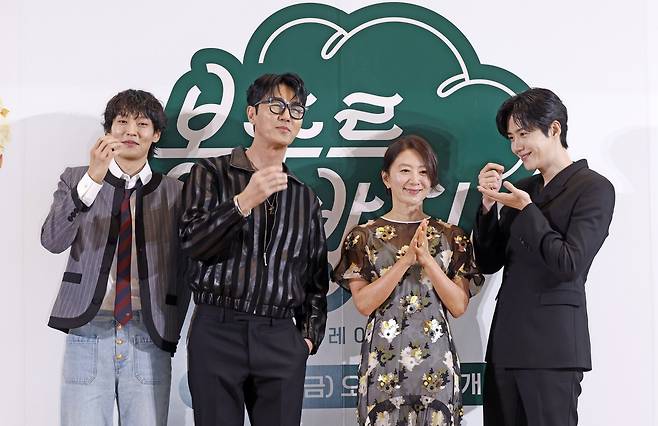 [서울=뉴시스] 김혜진 기자 = 배우 이기택(왼쪽부터), 차승원, 김희애, 김선호가 6일 오전 서울 중구 커뮤니티마실에서 열린 쿠팡플레이 예능 프로그램 ‘봉주르 빵집’ 제작발표회에서 포즈를 취하고 있다. 2026.05.06. jini@newsis.com