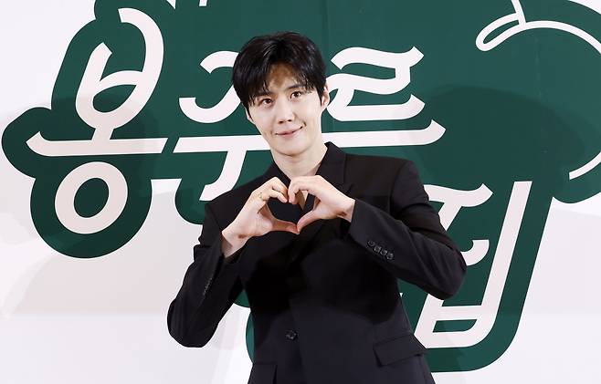 [서울=뉴시스] 김혜진 기자 = 배우 김선호가 6일 오전 서울 중구 커뮤니티마실에서 열린 쿠팡플레이 예능 프로그램 ‘봉주르 빵집’ 제작발표회에서 포즈를 취하고 있다. 2026.05.06. jini@newsis.com