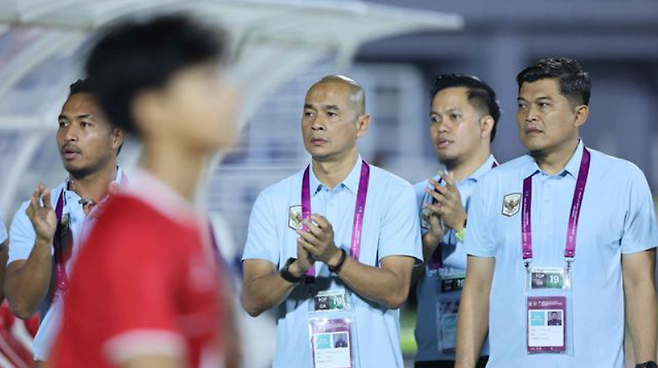 ▲ 쿠르니아완 드위 율리안토(가운데) 인도네시아 U-17 축구대표팀 감독은 철저한 지공(遲功)과 '두 줄 수비'로 언더독 반란을 완성했다. 볼 점유(39%)를 포기하고 후방을 두껍게 쌓아 중국에 빅찬스를 허용치 않는 전략을 꺼내보였다. 실제 중국은 이날 슈팅 19개를 퍼붓고 기대득점 역시 1.8로 인도네시아에 3배가량 앞섰다. 그러나 빅찬스는 오히려 상대에 0-1로 뒤졌다.&nbsp;결정적인 찬스를 단 하나도 창출하지 못해 '라인을 완전히 끌어내린' 가루다를 효과적으로 공략하는데 실패했다. ⓒ 인도네시아 '볼라'