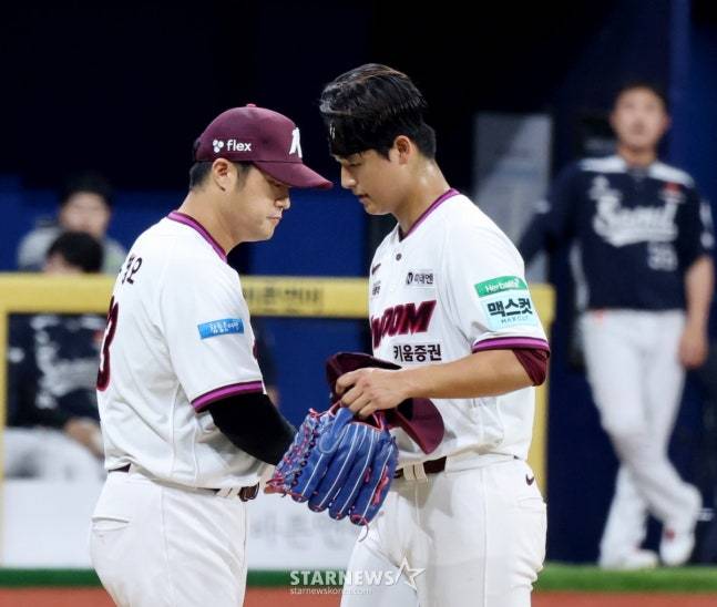 지난 3일 두산 베어스전에서 마운드에서 내려가는 박준현의 모습. /사진=강영조 선임기자