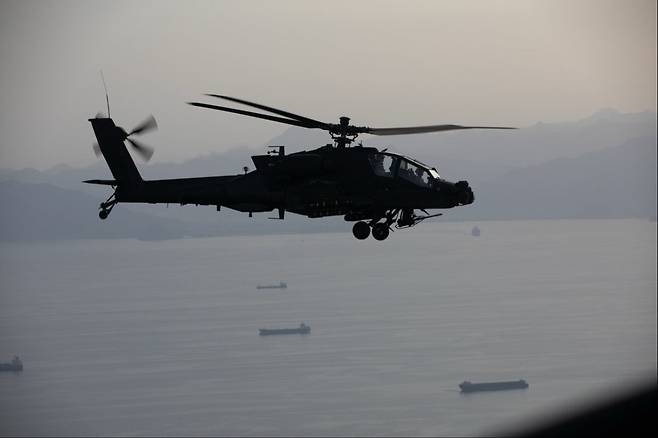 페르시아만을 초계 비행 중인 미국 AH-64E 아파치 가디언 공격헬기. 미국 중부사령부 제공
