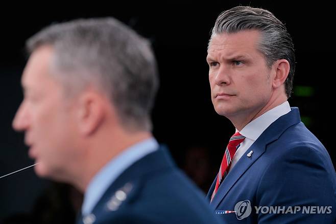 브리핑 중인 미 국방장관(오른쪽) [AFP 연합뉴스. 재판매 및 DB 금지]