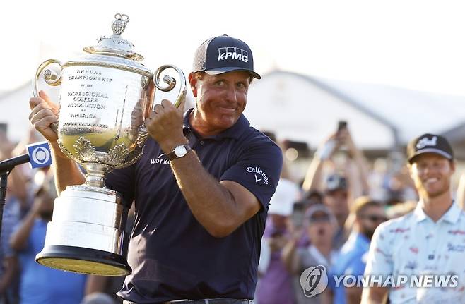 PGA 챔피언십 우승한 필 미컬슨…역대 최고령 챔피언 (EPA=연합뉴스. 자료 사진)