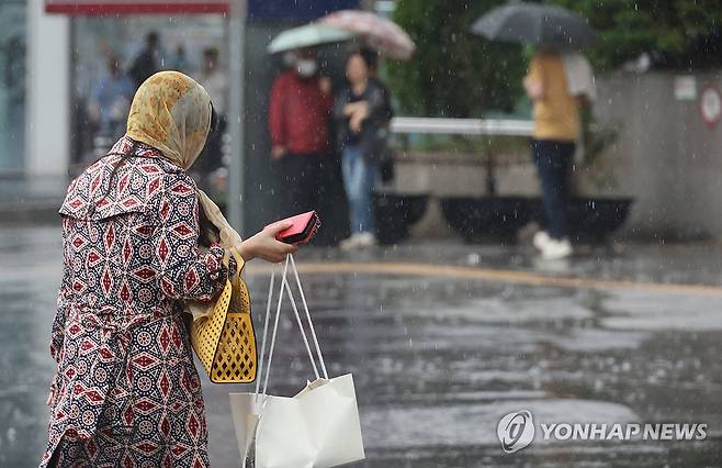 내리는 비 (서울=연합뉴스) 이진욱 기자 = 서울역 일대에 비가 내리고 있다. 2025.5.16 cityboy@yna.co.kr