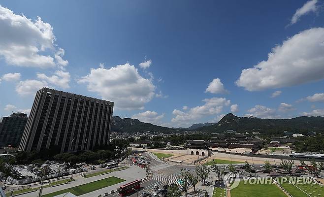 맑은 날 서울 광화문광장 작년 9월 서울 종로구 대한민국역사박물관 옥상에서 바라본 광화문광장 일대의 모습. [연합뉴스 자료사진]