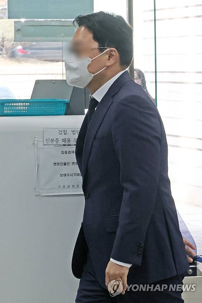 '재판거래 의혹' 부장판사, 영장심사 출석 (서울=연합뉴스) 임화영 기자 = 특정범죄 가중처벌법상 뇌물 수수 혐의를 받는 김모 부장판사가 23일 서울중앙지법에서 열린 구속 전 피의자심문(영장실질심사)에 출석하고 있다.
    고위공직자범죄수사처(공수처)는 지난 18일 지역 로펌 변호사로부터 수천만원 상당의 금품을 받고 재판 편의를 봐준 정황이 드러난 부장판사에 대해 구속영장을 청구했다. 2026.3.23 hwayoung7@yna.co.kr