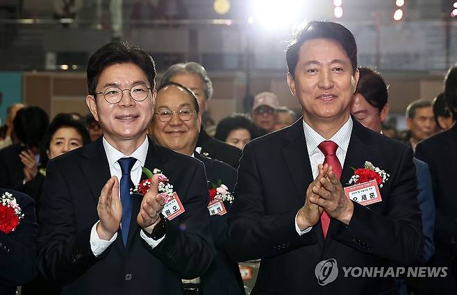 박수 치는 정원오-오세훈 후보 (서울=연합뉴스) 김인철 기자 = 더불어민주당 정원오 서울시장 후보와 국민의힘 오세훈 서울시장 후보가 6일 서울 중구 장충체육관에서 열린 대한노인회 서울시연합회 제54회 어버이날 기념행사에서 박수를 치고 있다. 2026.5.6 yatoya@yna.co.kr