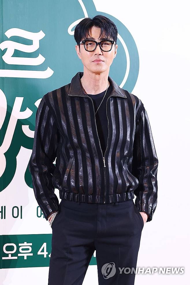 차승원, 카리스마 (서울=연합뉴스) 진연수 기자 = 배우 차승원이 6일 서울 중구 커뮤니티하우스 마실에서 열린 쿠팡플레이 새 예능 '봉주르 빵집' 제작발표회에서 포즈를 취하고 있다. 2026.5.6 jin90@yna.co.kr