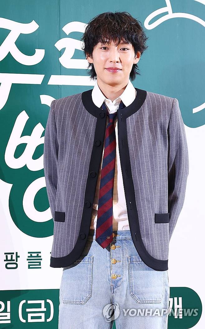 이기택, 수줍은 미소 (서울=연합뉴스) 진연수 기자 = 배우 이기택이 6일 서울 중구 커뮤니티하우스 마실에서 열린 쿠팡플레이 새 예능 '봉주르 빵집' 제작발표회에서 포즈를 취하고 있다. 2026.5.6 jin90@yna.co.kr