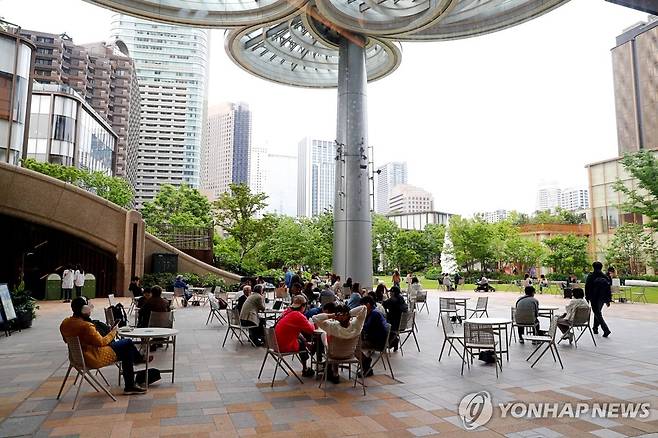도쿄 아자부다이 힐스 광장에서 휴식하는 시민들 [광주신세계 제공]