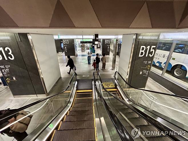 도쿄 미드타운 야에스 지하에 조성된 버스터미널 승강장 [촬영 장아름]