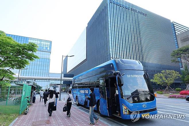 출근하는 삼성바이오로직스 직원들 (인천=연합뉴스) 임순석 기자 = 6일 오전 인천 연수구 삼성바이오로직스 공장에 직원들이 출근하고 있다. 삼성바이오로직스 노조는 지난 1∼5일 진행한 전면 파업을 마무리하고 이날 현장에 복귀했다. 2026.5.6 soonseok02@yna.co.kr