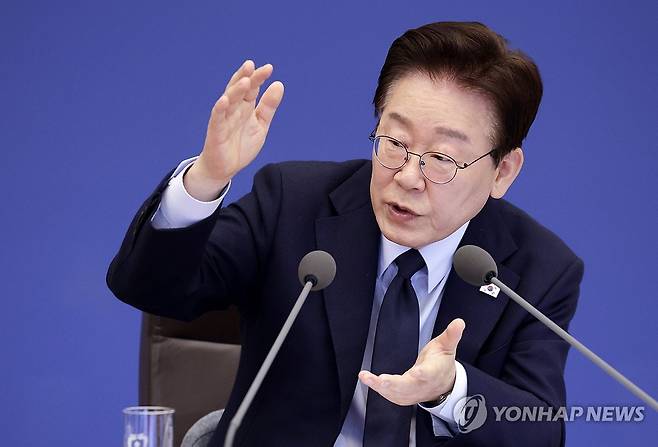 이재명 대통령, 국무회의 발언 (서울=연합뉴스) 한상균 기자 = 이재명 대통령이 6일 청와대에서 열린 국무회의 겸 비상경제점검회의에서 발언하고 있다. 2026.5.6 xyz@yna.co.kr