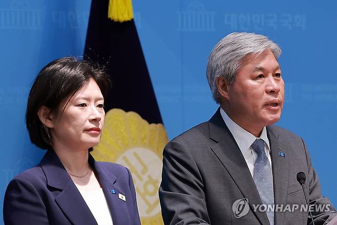 '광주 광산을 보궐선거 출마' 배수진 변호사 소개하는 서왕진 원내대표 (서울=연합뉴스) 신현우 기자 = 조국혁신당 서왕진 원내대표가 6일 국회 소통관에서 광주 광산을 국회의원 보궐선거에 출마하는 배수진 변호사(왼쪽)를 소개하고 있다. 2026.5.6 nowwego@yna.co.kr