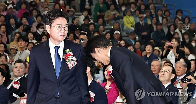 어버이날 행사에서 만난 정원오-오세훈 후보 (서울=연합뉴스) 김인철 기자 = 더불어민주당 정원오 서울시장 후보가 6일 서울 중구 장충체육관에서 열린 대한노인회 서울시연합회 제54회 어버이날 기념행사에서 인사하기 위해 일어서고 있다. 오른쪽은 인사를 마치고 자리로 향하는 국민의힘 오세훈 서울시장 후보. 2026.5.6 yatoya@yna.co.kr