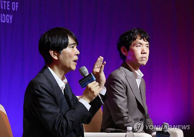 이창호·이세돌, UNIST에서 토크 콘서트 (울산=연합뉴스) 김용태 기자 = 6일 울산과학기술원(UNIST) 대학본부에서 열린 토크 콘서트 '반상 위로 먼저 온 미래:이창호·이세돌이 전하는 인공지능(AI) 시대의 한 수'에서 이세돌 UNIST 특임교수가 발언하고 있다. 2026.5.6 yongtae@yna.co.kr