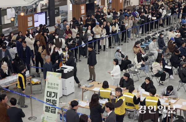 천원주택 신청 접수처가 마련된 인천시청 중앙홀에 입주를 희망하는 예비 입주자들이  몰려 차례를 기다리고  있다. /경인일보DB