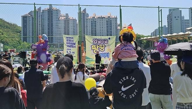 ▲ 군포시민체육광장에 설치된 '와글와글 팡팡 놀이터' 현장에서 참가 어린이들이 부모와 함께 다양한 체험을 즐기고 있다. 행사장에는 총 18개의 체험부스와 에어스포츠, 월드스포츠 등 8종의 상시 체험존이 운영됐으며, 어린이들이 자유롭게 참여할 수 있는 다양한 놀이·체험 프로그램이 진행됐다. /전남식 기자 nschon@incheonilbo.com