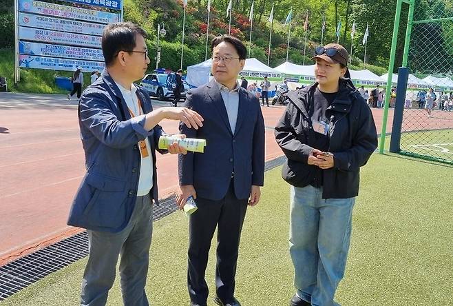 ▲ 최홍규 군포시 부시장(시장 권한대행·사진 가운데)이 행사 시작 전 윤종호 군포시 아동청소년과장으로부터 행사장 내 종합적인 안전대책을 보고 받고 직접 현장 점검을 실시했다. /전남식 기자 nschon@incheonilbo.com