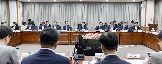 ▲&nbsp;김성환 기후에너지환경부 장관이 7일 서울 서초구 한강홍수통제소에서 햇빛소득마을추진단, 에너지 유관기관, 관련 업체 대표 등과 만나 햇빛소득마을 추진 계획을 논의하고 있다. /연합뉴스&nbsp;