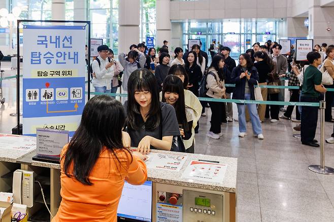 인천공항 제1여객터미널에서 진행된 '국내선 운영점검 시험운영'에서 가상여객 및 관계자들이 국내선 탑승수속 상황을 가정한 훈련을 진행하고 있다.