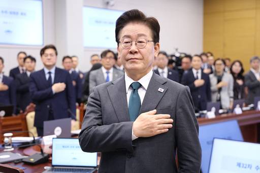 이재명 대통령이 7일 청와대 여민관에서 열린 수석보좌관회의에서 국민의례를 하고 있다. /연합뉴스