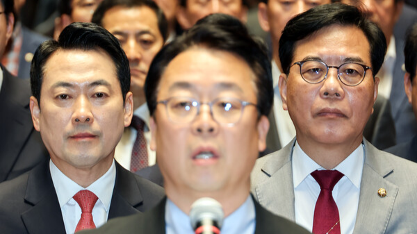국민의힘 곽규택 수석대변인이 7일 국회에서 열린 의원총회에서 장동혁 대표(왼쪽)와 송언석 원내대표(오른쪽)를 비롯한 의원들을 대표해&nbsp;개헌과 관련한 성명서를 낭독하고 있다. 연합뉴스