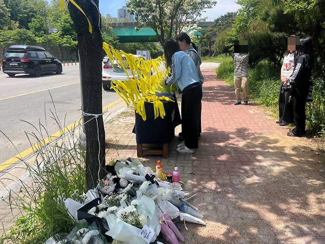 7일 오전 광주 광산구 첨단2동 주민들이 일면식 남성에게 살해된 여고생을 추모하기 위한 조성한 추모 공간에서 시민들이 추모의 글을 남기고 있다. /박건우 기자
